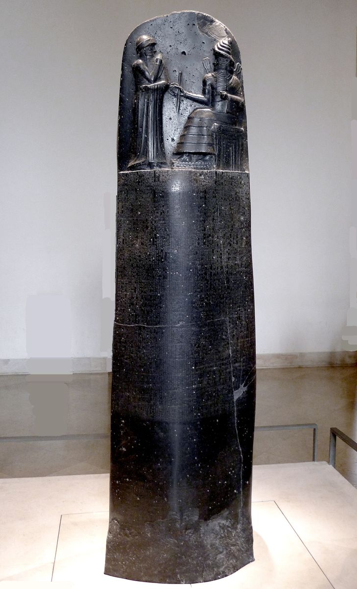 Le haut de la stèle du code d'Hammurabi : le roi debout devant le dieu Shamash assis