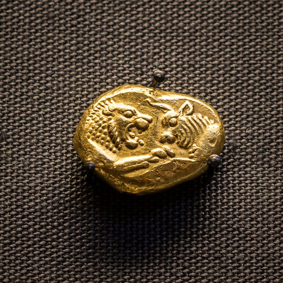 Statère d'or du roi Crésus de Lydie : un lion et un taureau face à face