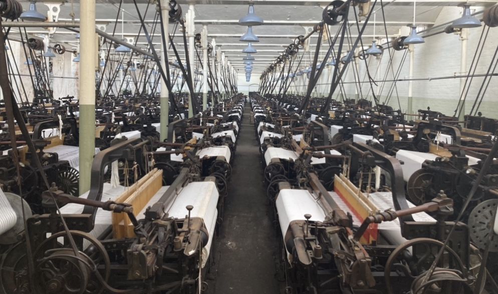 Métiers à tisser dans une filature du Lancashire