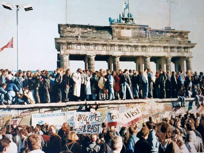 Allemands de l'Est et de l'Ouest sur le mur à la porte de Brandebourg, 1989