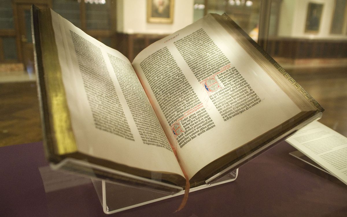Une Bible de Gutenberg ouverte, texte en deux colonnes de lettres gothiques