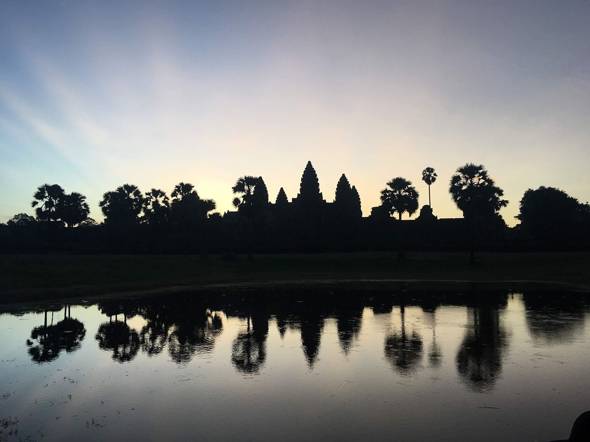 Les tours d'Angkor Vat se découpant sur le ciel au lever du soleil