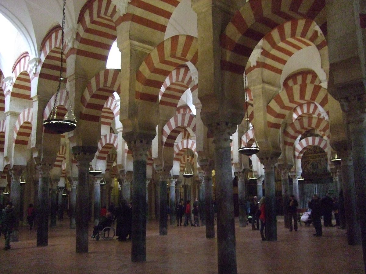 La forêt d'arcs rouges et blancs de la mosquée de Cordoue