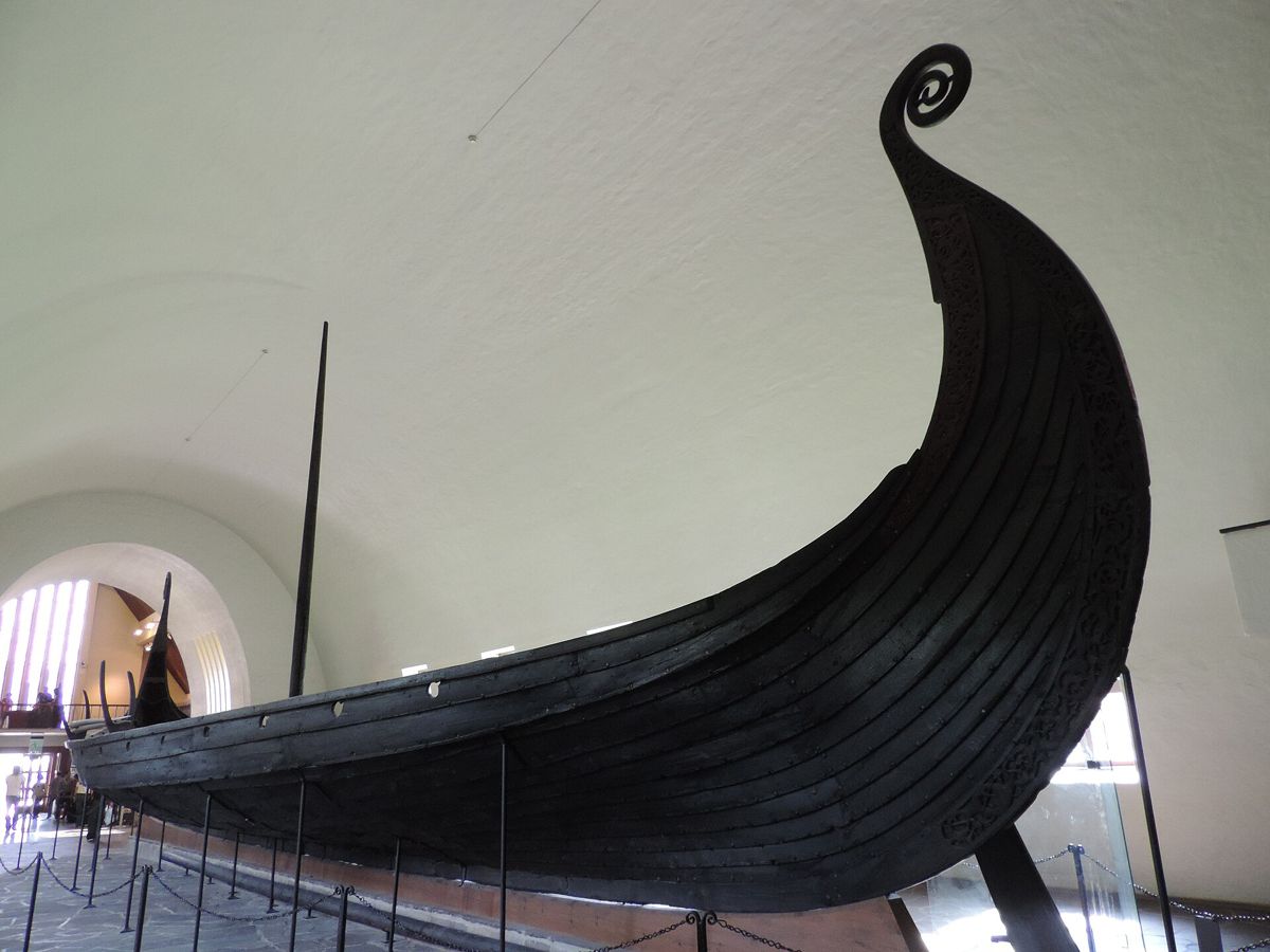Le bateau d'Oseberg, coque en bois longue et basse, au musée d'Oslo