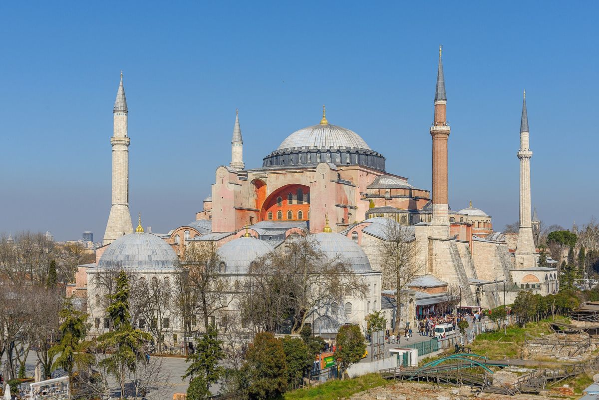 La basilique Sainte-Sophie d'Istanbul, sa grande coupole et ses minarets