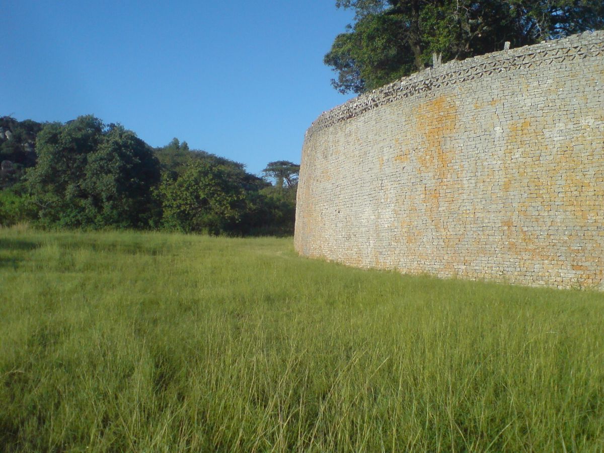 Haut mur de granit courbe du Grand Enclos de Grand Zimbabwe