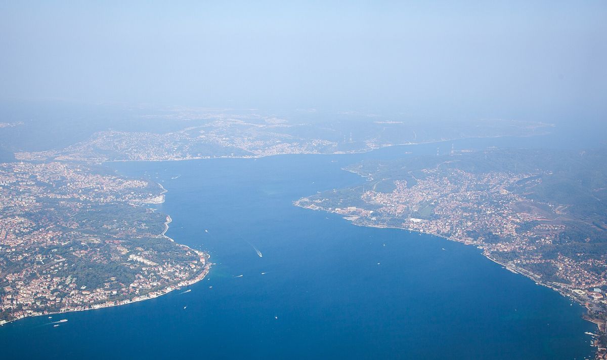 Vue aérienne du Bosphore, à Istanbul, entre Europe et Asie