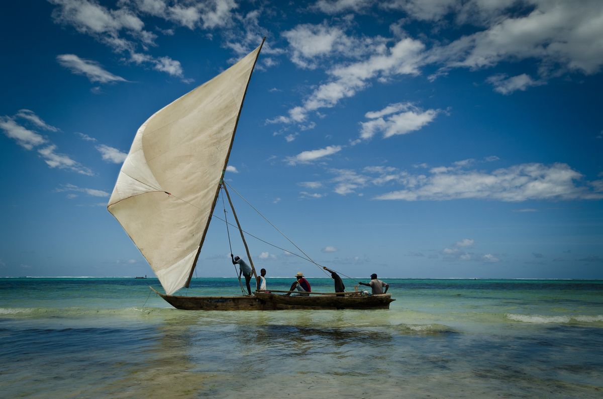 Un boutre à voile triangulaire au large de Zanzibar