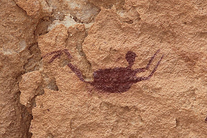 Peinture rupestre de la grotte des Nageurs, Wadi Sura, Égypte : une petite silhouette humaine allongée
