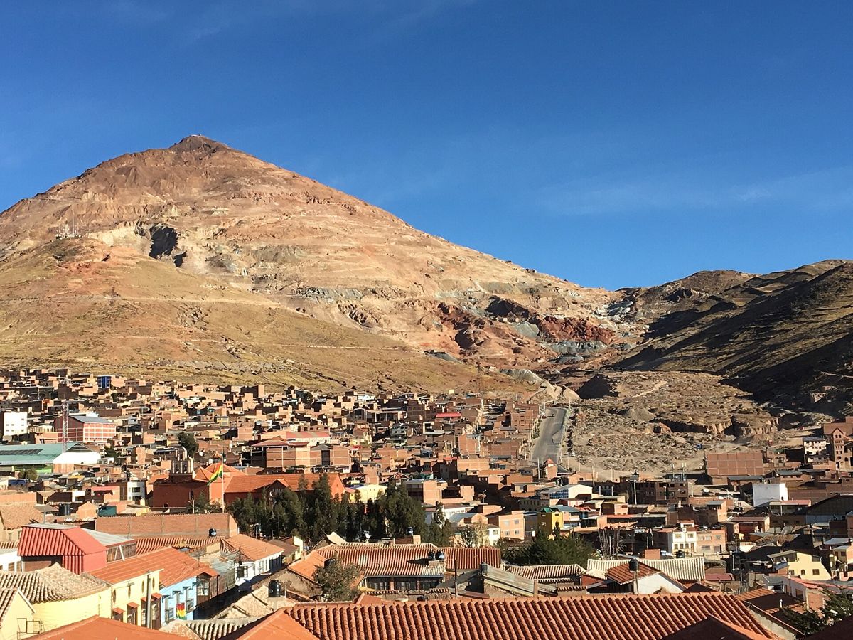 Le Cerro Rico, montagne d'argent, dominant la ville de Potosí