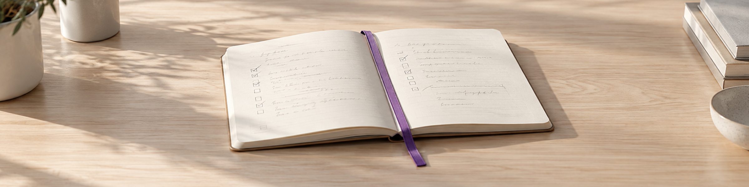 Un carnet de bord ouvert avec quelques règles écrites à la main