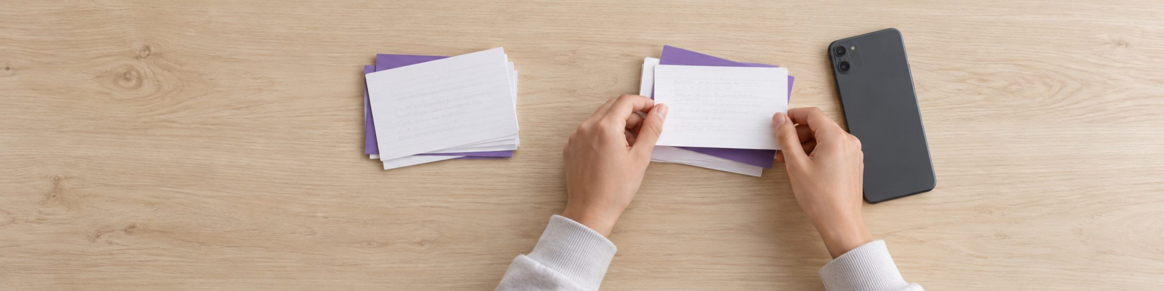 Des cartes de révision triées en deux piles
