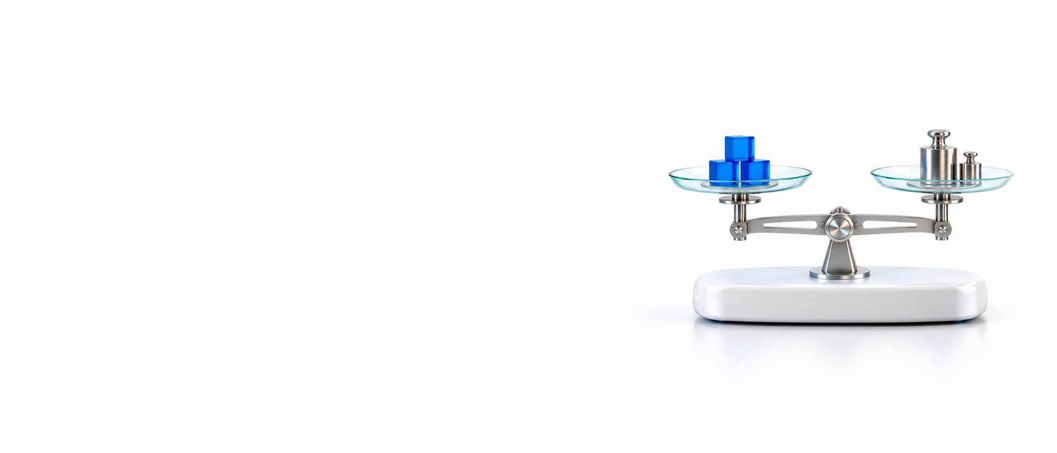 Une balance de Roberval en aluminium et en verre, en équilibre, avec des cubes bleus d’un côté et de petits poids de l’autre.
