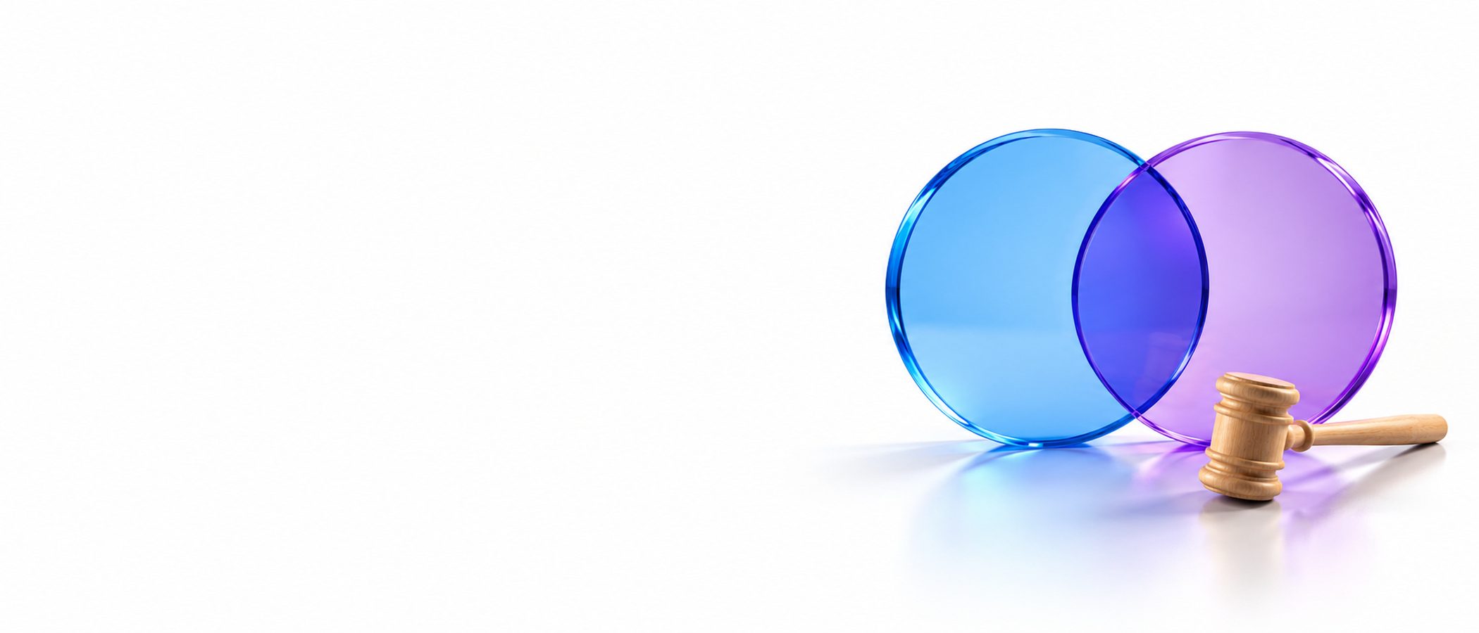 Deux disques de verre bleu et violet qui se chevauchent comme un diagramme de Venn, et un marteau de juge en bois clair.
