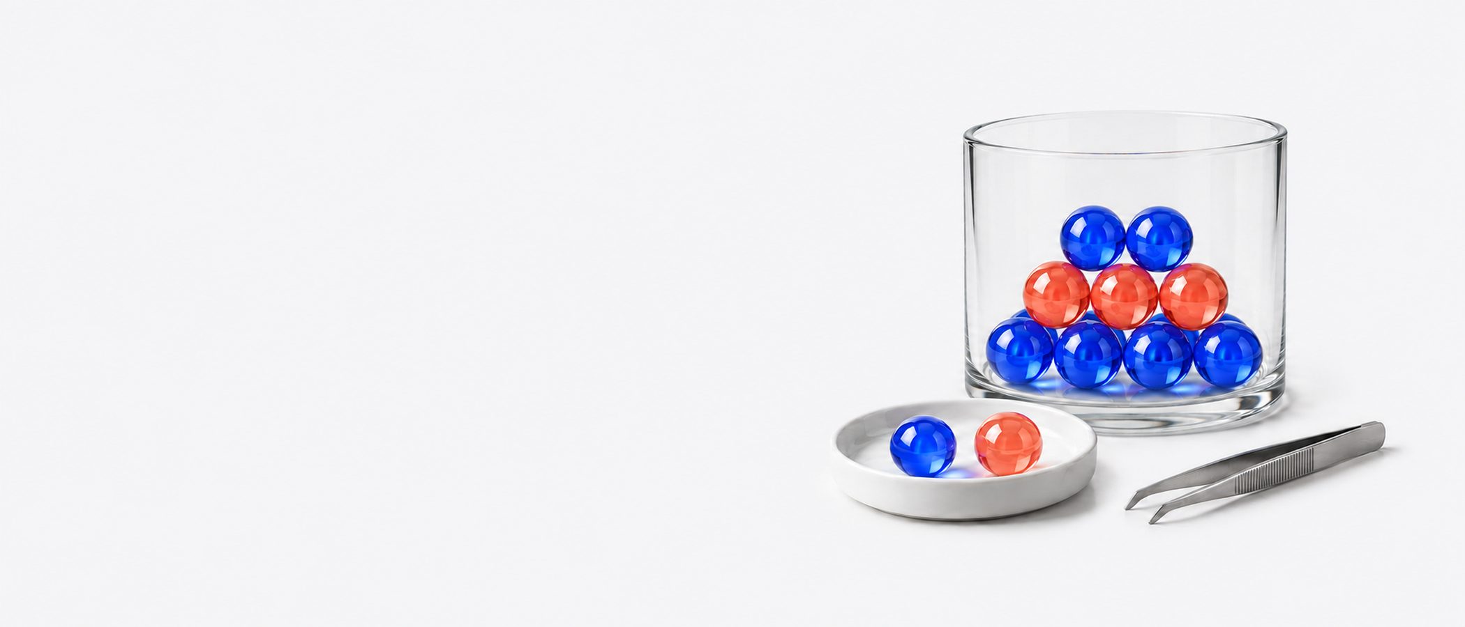 Un arbre de probabilités en verre et en métal au-dessus de deux urnes de billes bleues et corail, et un dé blanc.